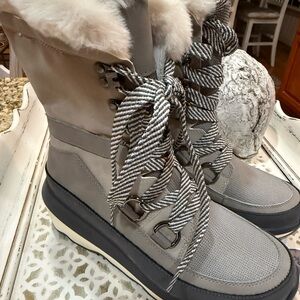 Stylish Women's Lace-Up Gray Boots